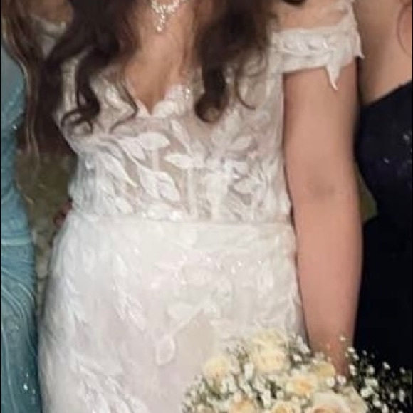 Wedding dress with veil - Picture 3 of 6